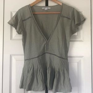 Beachy v neck O’Neill shirt.